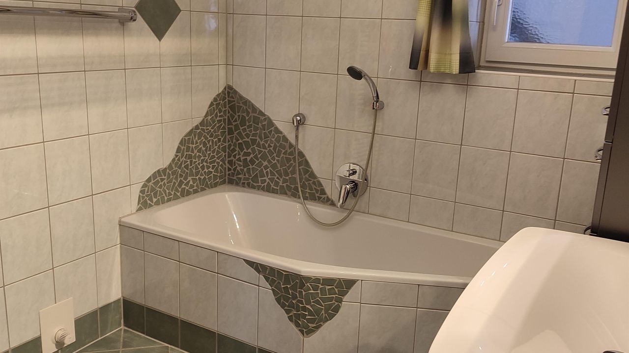 Badezimmer mit Dusche und Badewanne Badezimmer mit Dusche und Badewanne